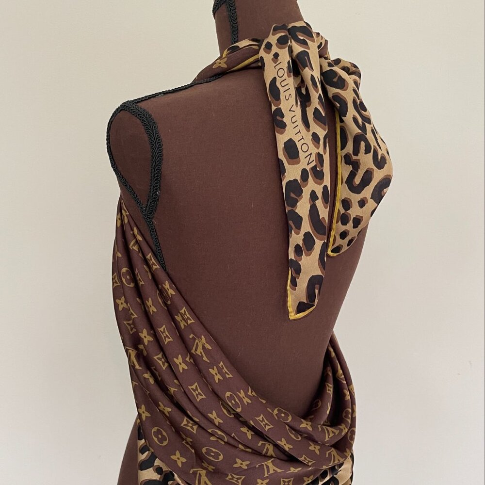 Display#1 Louis Vuitton Monogram Logo Animal Oversize Brown Gold Silk Wrap - Picture 7 of 16